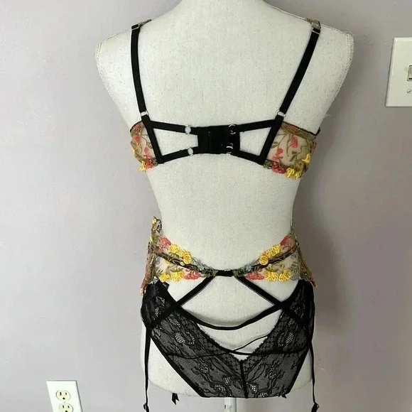 Victoria’s Secret Dream Angel Unlined Plunge with Matching Garter & Black Panty